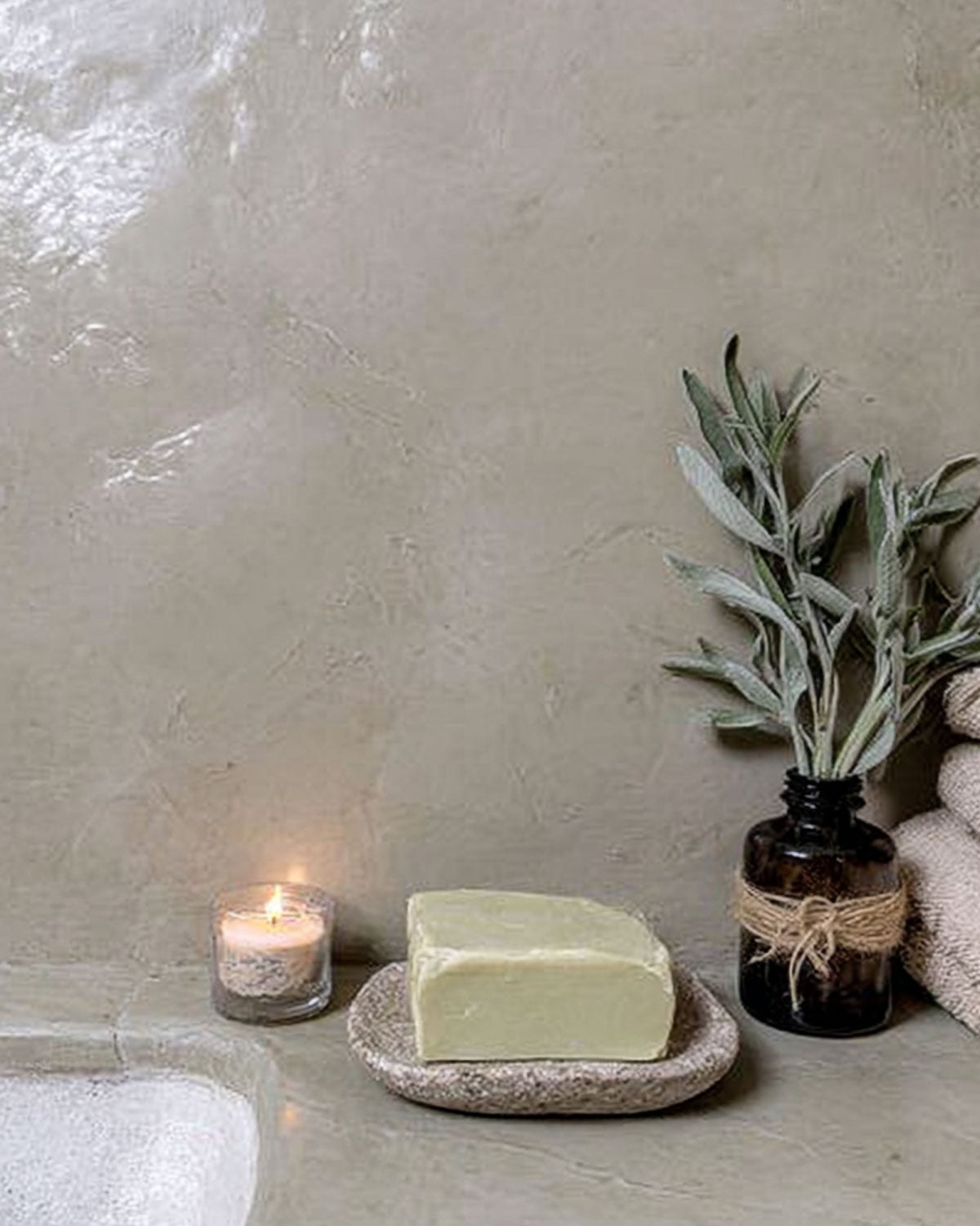 Frau die das Aroma von Meersalz geniesst